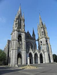 Pontmain 53 basilique 01